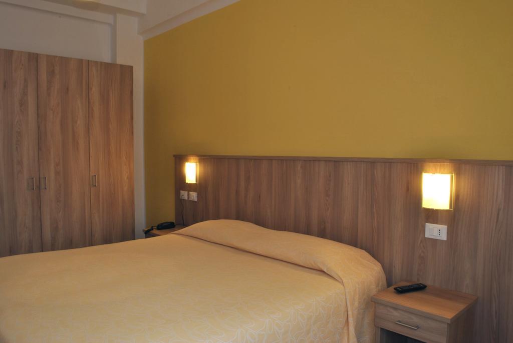 Hotel Bristol Лаїгуелья Номер фото