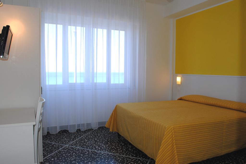 Hotel Bristol Лаїгуелья Номер фото